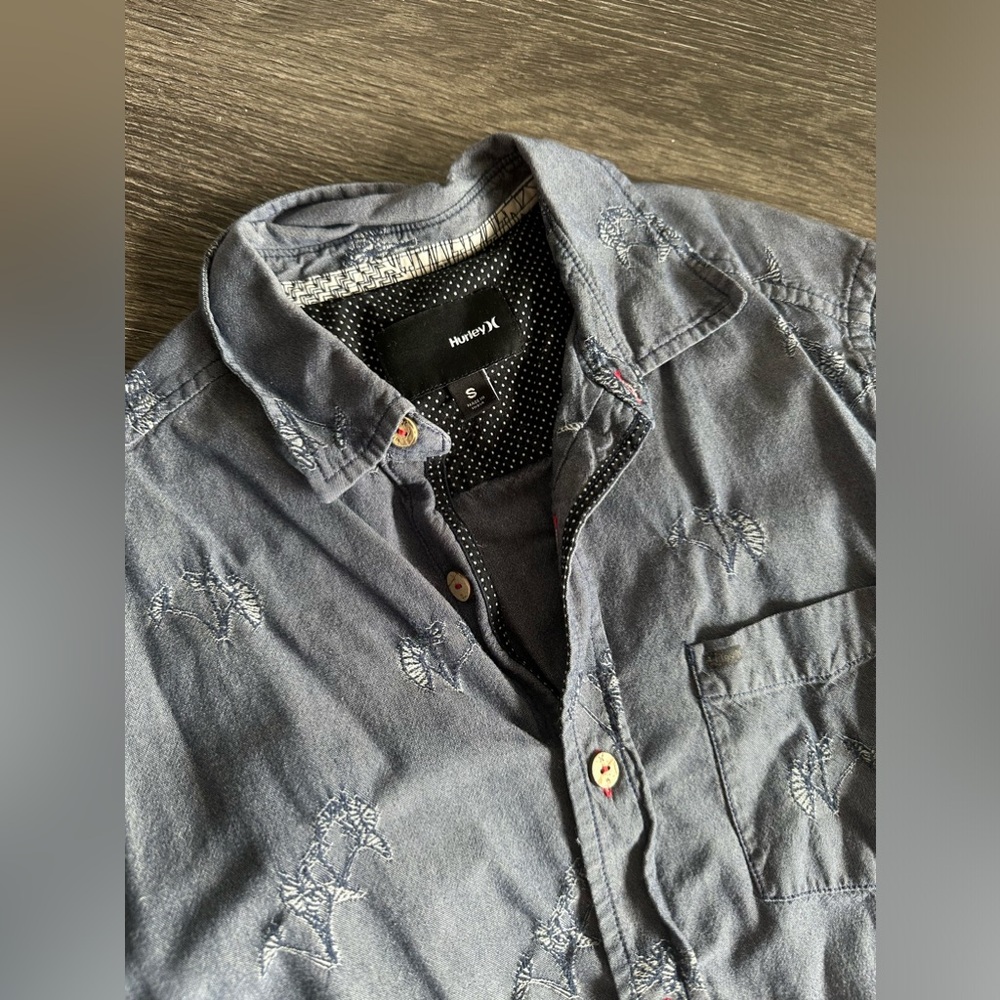 Mens hurley short sleeve shirt.  Offers welcome.